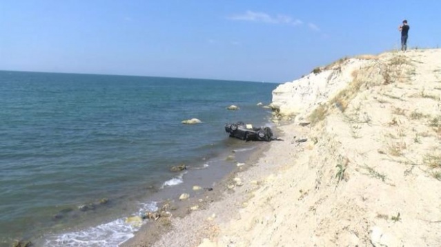 İstanbul Beylikdüzü'nde bir kişi, haciz gelen otomobilini 25 metrelik uçurumdan denize attı.